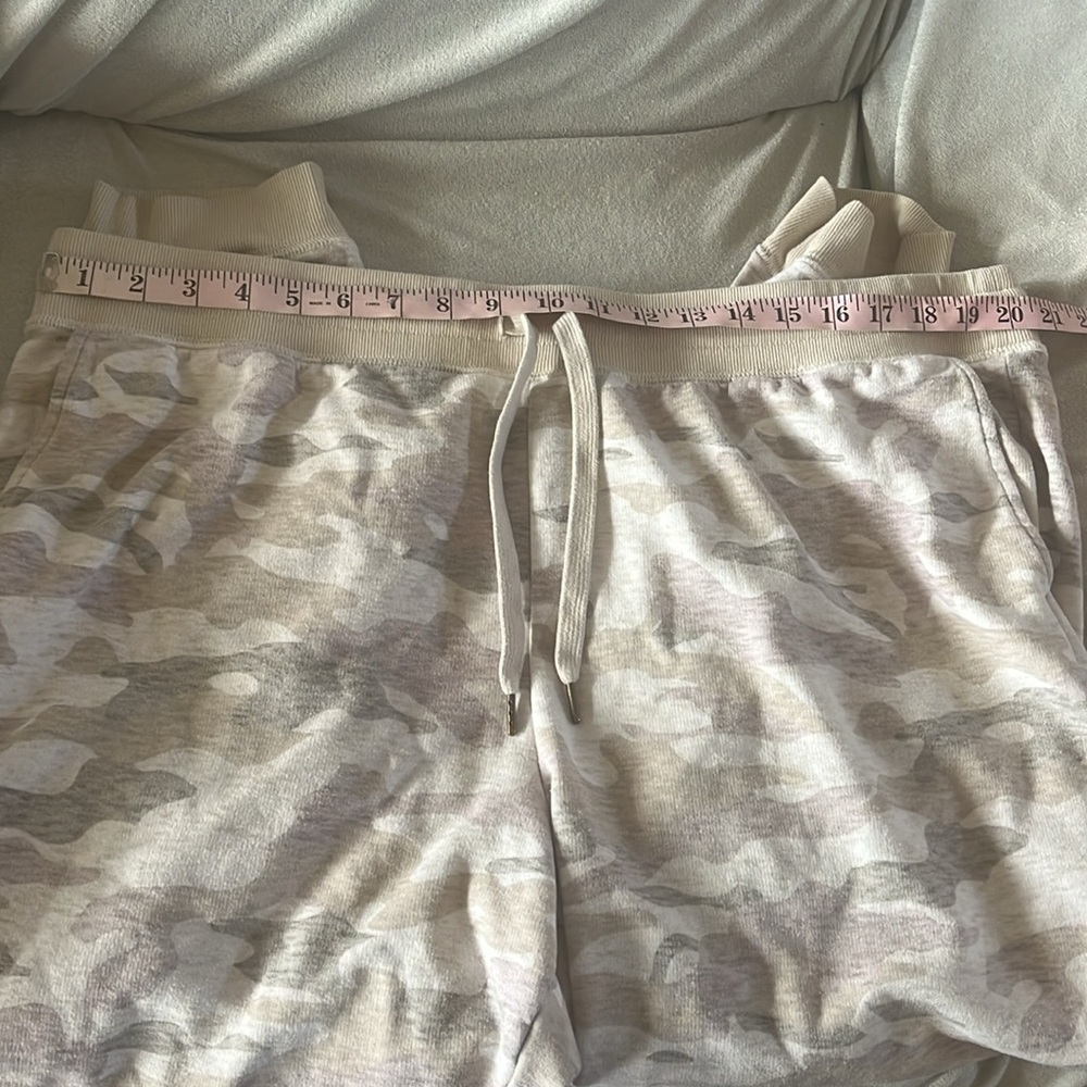 Old Navy Women’s Plus Size Camo Joggers size XXL - Picture 6 of 12